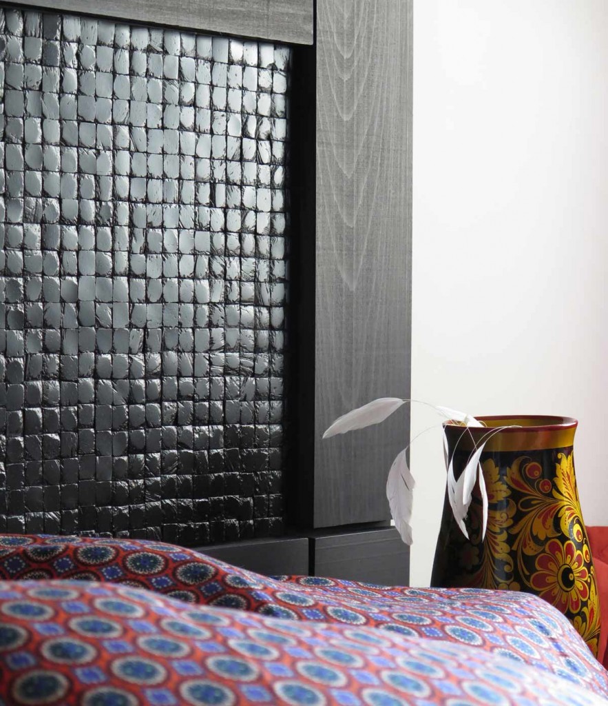 Détail de l'habillage mural servant de tête de lit